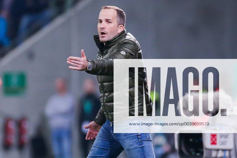 Trainer Manuel Baum (FC Augsburg) gestikuliert DFB regulations prohibit any use of photographs as image sequences and or quasi-video. GER, Fussball, DFB Pokal, FC Augsburg - RB Leipzig, 02.04.2019 Augsburg