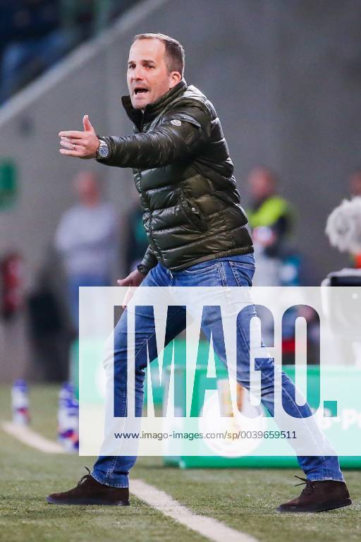 Trainer Manuel Baum (FC Augsburg) gestikuliert DFB regulations prohibit any use of photographs as image sequences and or quasi-video. GER, Fussball, DFB Pokal, FC Augsburg - RB Leipzig, 02.04.2019 Augsburg
