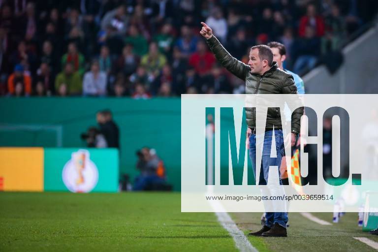 Trainer Manuel Baum (FC Augsburg) gestikuliert DFB regulations prohibit any use of photographs as image sequences and or quasi-video. GER, Fussball, DFB Pokal, FC Augsburg - RB Leipzig, 02.04.2019 Augsburg