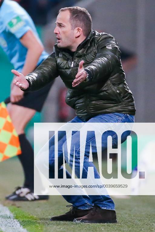 Trainer Manuel Baum (FC Augsburg) gestikuliert unzufrieden DFB regulations prohibit any use of photographs as image sequences and or quasi-video. GER, Fussball, DFB Pokal, FC Augsburg - RB Leipzig, 02.04.2019 Augsburg