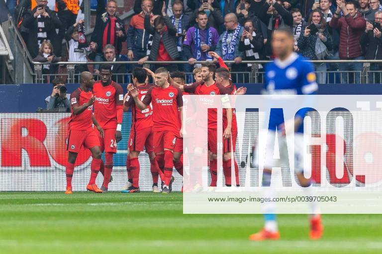 Die Spieler von Eintracht Frankfurt jubeln nach dem Tor zum 0:1 durch Ante Rebic (Frankfurt) beim Spiel FC Schalke 04 vs. RB Leipzig, Fussball, 1. Bundesliga, 06.04.2019 DFL REGULATIONS PROHIBIT ANY USE OF PHOTOGRAPHS AS IMAGE SEQUENCES AND OR QUASI-VIDEO FC Schalke 04 vs. RB Leipzig, Fussball, 1. Bundesliga, 06.04.2019 Gelsenkirchen