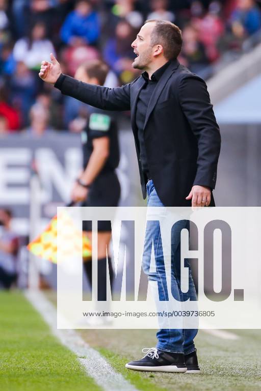 Trainer Manuel Baum (FC Augsburg) gestikuliert DFL regulations prohibit any use of photographs as image sequences and or quasi-video. GER, Fussball, 1. Bundesliga, FC Augsburg - TSG 1899 Hoffenheim, 07.04.2019 Augsburg