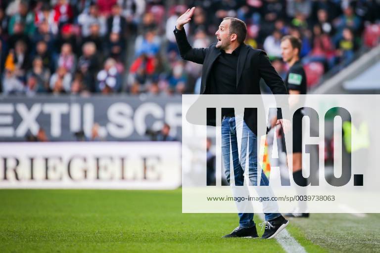 Trainer Manuel Baum (FC Augsburg) gestikuliert DFL regulations prohibit any use of photographs as image sequences and or quasi-video. GER, Fussball, 1. Bundesliga, FC Augsburg - TSG 1899 Hoffenheim, 07.04.2019 Augsburg