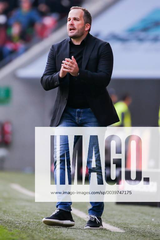 Trainer Manuel Baum (FC Augsburg) gestikuliert DFL regulations prohibit any use of photographs as image sequences and or quasi-video. GER, Fussball, 1. Bundesliga, FC Augsburg - TSG 1899 Hoffenheim, 07.04.2019 Augsburg