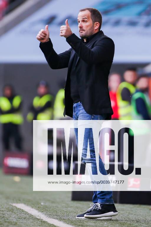 Trainer Manuel Baum (FC Augsburg) gestikuliert, Daumen nach oben DFL regulations prohibit any use of photographs as image sequences and or quasi-video. GER, Fussball, 1. Bundesliga, FC Augsburg - TSG 1899 Hoffenheim, 07.04.2019 Augsburg