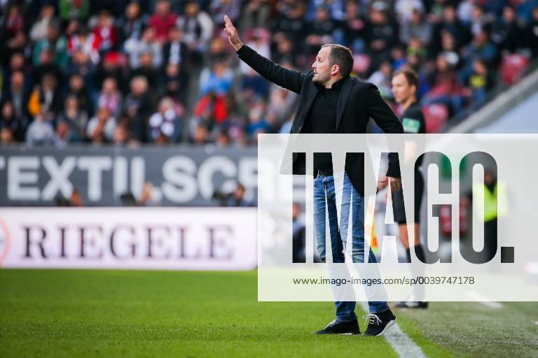 Trainer Manuel Baum (FC Augsburg) gestikuliert DFL regulations prohibit any use of photographs as image sequences and or quasi-video. GER, Fussball, 1. Bundesliga, FC Augsburg - TSG 1899 Hoffenheim, 07.04.2019 Augsburg