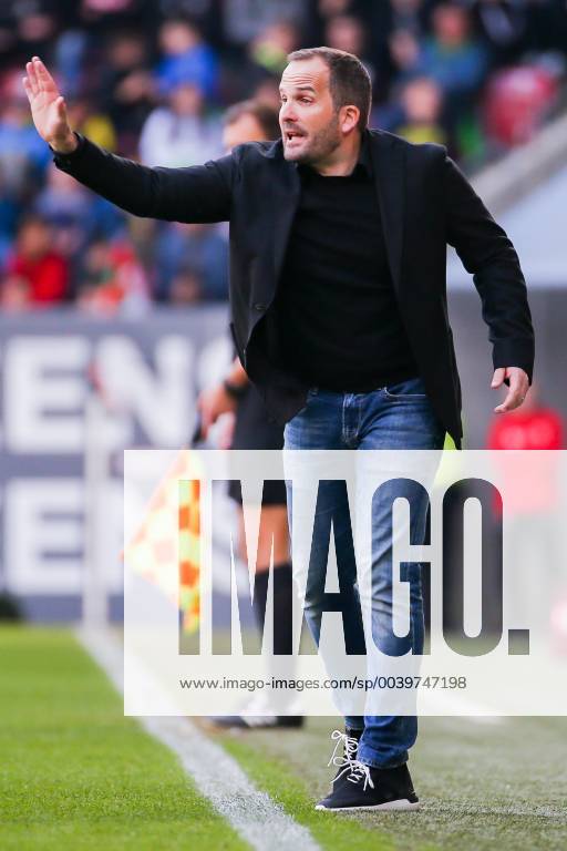 Trainer Manuel Baum (FC Augsburg) gestikuliert DFL regulations prohibit any use of photographs as image sequences and or quasi-video. GER, Fussball, 1. Bundesliga, FC Augsburg - TSG 1899 Hoffenheim, 07.04.2019 Augsburg