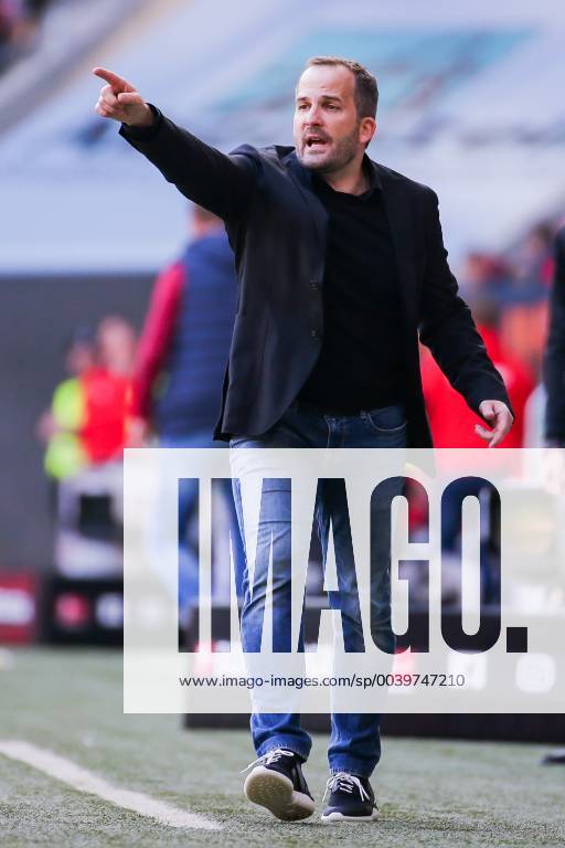 Trainer Manuel Baum (FC Augsburg) gestikuliert DFL regulations prohibit any use of photographs as image sequences and or quasi-video. GER, Fussball, 1. Bundesliga, FC Augsburg - TSG 1899 Hoffenheim, 07.04.2019 Augsburg