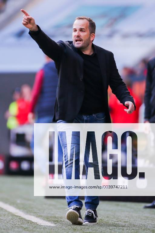 Trainer Manuel Baum (FC Augsburg) gestikuliert DFL regulations prohibit any use of photographs as image sequences and or quasi-video. GER, Fussball, 1. Bundesliga, FC Augsburg - TSG 1899 Hoffenheim, 07.04.2019 Augsburg