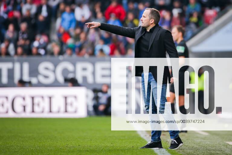 Trainer Manuel Baum (FC Augsburg) gestikuliert DFL regulations prohibit any use of photographs as image sequences and or quasi-video. GER, Fussball, 1. Bundesliga, FC Augsburg - TSG 1899 Hoffenheim, 07.04.2019 Augsburg