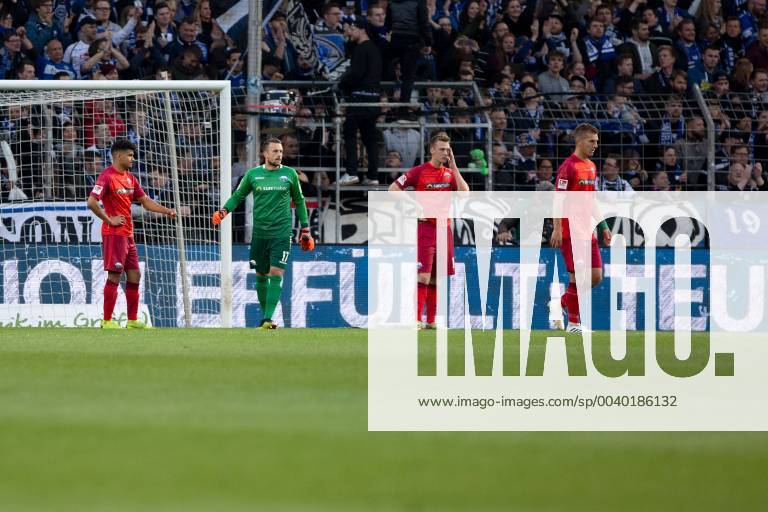 Fußball 2. Bundesliga 32. Spieltag DSC Arminia Bielefeld - SC Paderborn 07 am 03.05.2019 in der Schüco Arena in Bielefeld v.l.n.r. Mohamed Dräger ( Paderborn ), Leopold Zingerle ( Paderborn ), Sebastian Schonlau ( Paderborn ), Uwe Hünemeier ( Paderborn ) DFL regulations prohibit any use of photographs as image sequences and or quasi-video.