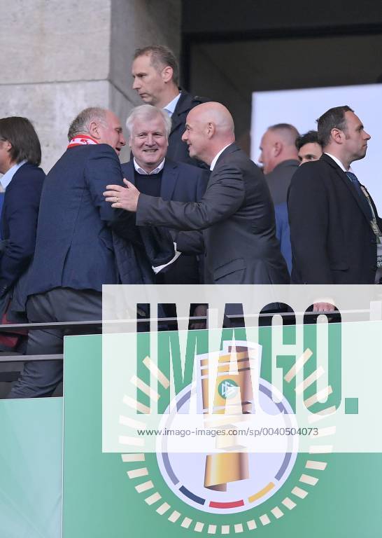 Fussball DFB-Pokalfinale 2019, RB Leipzig - FC Bayern München, im Olympiastadion Berlin, (L-R) Präsident und Vorstandsvorsitzende Uli Hoeneß (Bayern München), Bundesinnenminister Horst Seehofer und FIFA-Präsident Gianni Infantino