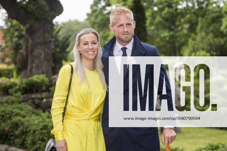 Kasper Schmeichel med sin kone Stine Gyldenbrand. Peter Schmeichel og Laura von Lindholm bliver gift i Egebaeksvang Kirke i Espergaerde loerdag den 15. juni 2019.. , Espergaerde Denmark