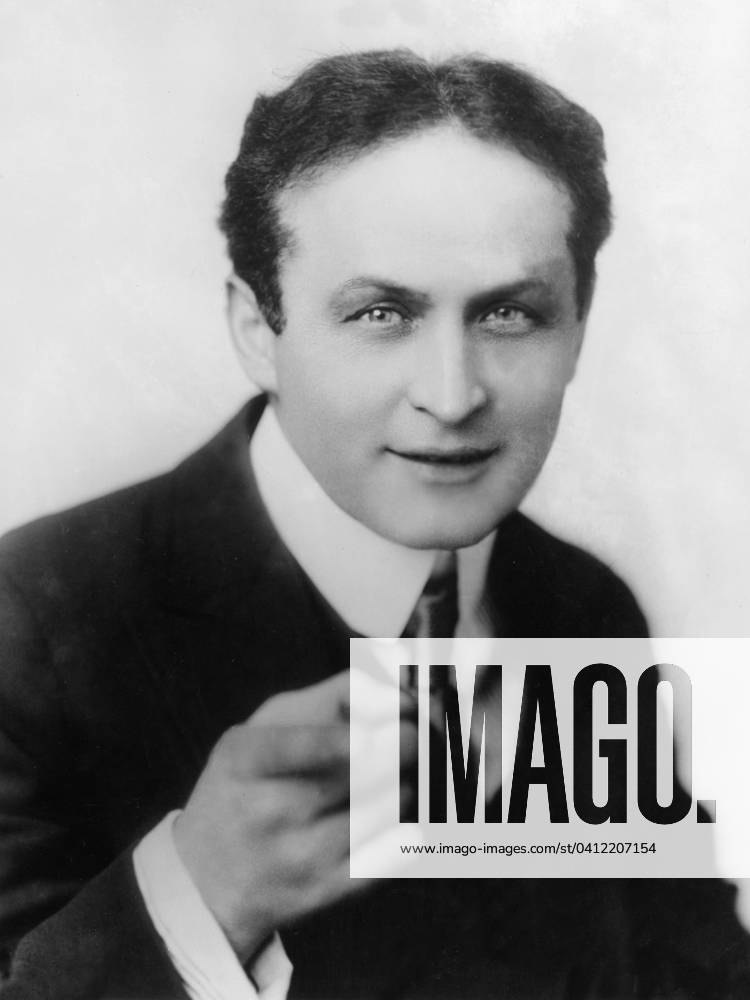 Harry Houdini, c.1919 (b w photo) 1680105 Harry Houdini, c.1919 (b w photo); (add.info.: Ehrich Weiss aka Harry Houdini (1874-1926) american magician); PVDE.
