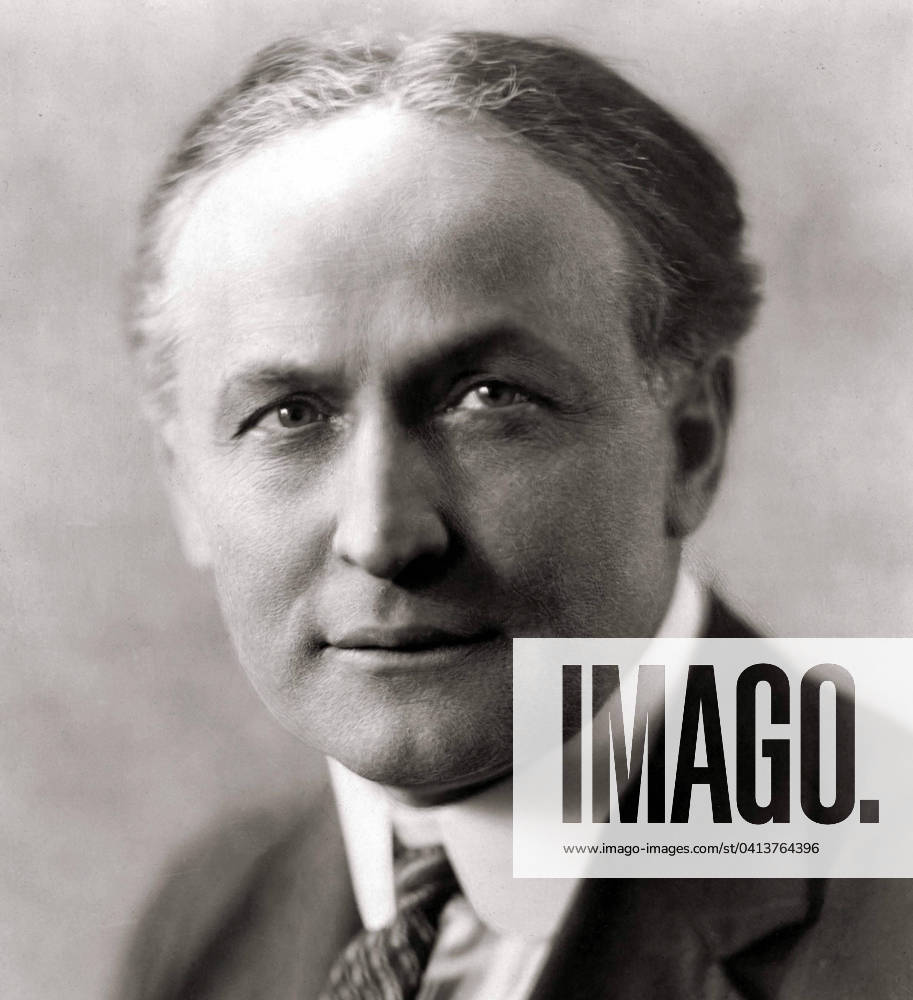 Harry Houdini (1874-1926), American illusionist. XEE4410750 Harry Houdini (1874-1926), American illusionist. by Unknown photographer, (20th century); Private Collection; (add.info.: Harry Houdini (1874-1926), American illusionist.); Stefano Bianchetti.