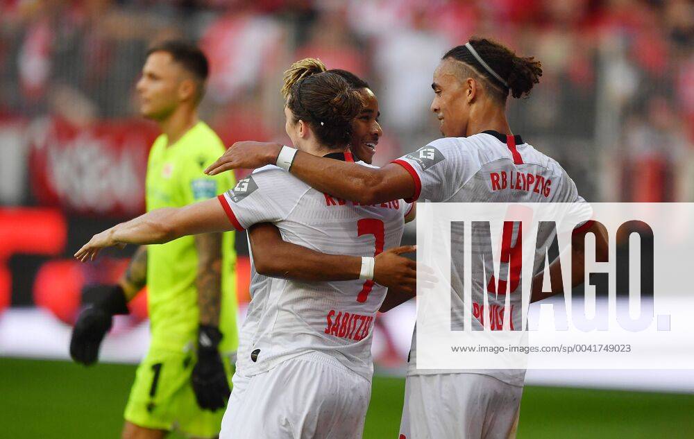 Christopher Nkunku (RB Leipzig), jubelt nach seinem Tor zum 0:4, zusammen mit Marcel Sabitzer (RB Leipzig), und Yussuf Poulsen (RB Leipzig), 1. FC Union Berlin - RB Leipzig 1.Bundesliga 2019 2020, Saison 2019 2020, Fußball, Fussball, DFL, soccer, Herren, Deutschland, Germany, Berlin, 18.8.2019 Stadion Alte Foersterei DFL REGULATIONS PROHIBIT ANY USE OF PHOTOGRAPHS AS IMAGE SEQUENCES AND OR QUASI-VIDEO