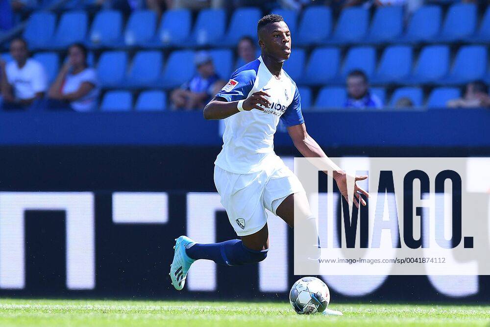 Fußball 2. Bundesliga 4. Spieltag VfL Bochum - SV Wehen Wiesbaden am 24.08.2019 im Vonovia Ruhrstadion in Bochum Armel Bella-Kotchap ( Bochum ) DFL regulations prohibit any use of photographs as image sequences and or quasi-video.