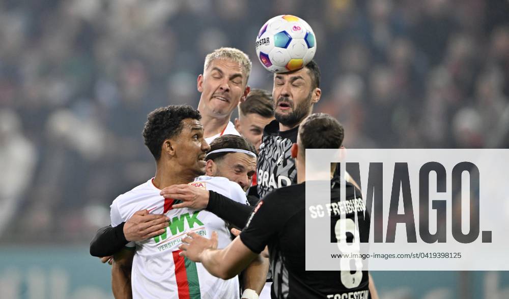 Strafraumszene, Torraumszene Kopfballduell Zweikampf Aktion Manuel Gulde SC Freiburg SCF (05) Maximilian Eggestein SC Freiburg SCF (08) Lucas Höler SC Freiburg SCF (09) Felix Uduokhai FC Augsburg FCA (19) Niklas Dorsch FC Augsburg FCA (30) WWK Arena, Augsburg, Bayern, Deutschland, Europa