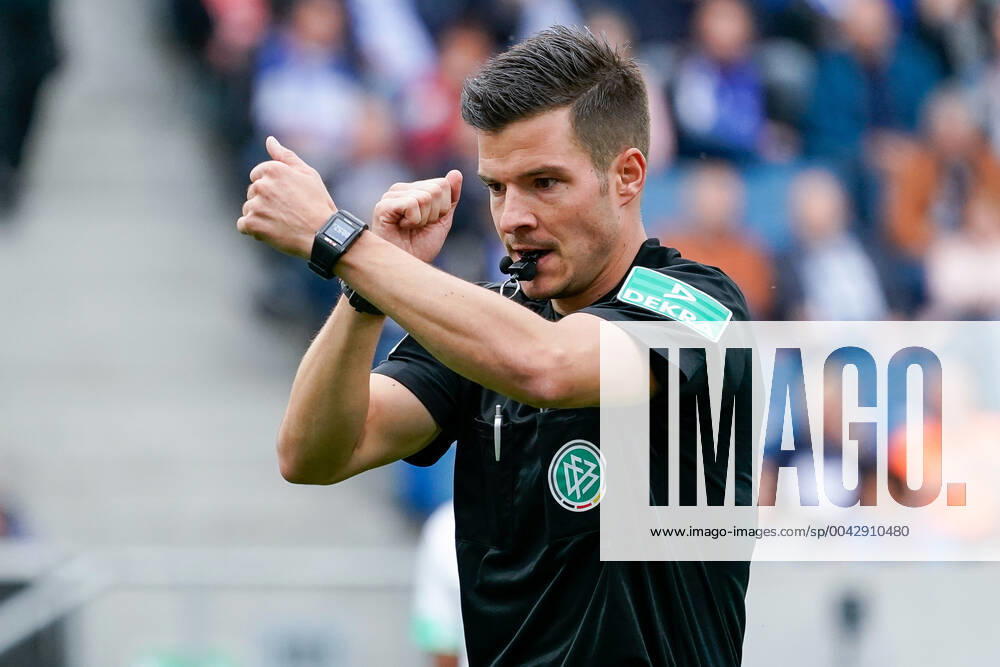 Harm Osmers (Schiedsrichter), gibt Anweisungen, gestikuliert, mit den Armen gestikulieren, gives instructions, gesticulate, Einzelbild, Aktion, Action, 28.09.2019, Sinsheim (Deutschland), Fussball, Bundesliga, TSG 1899 Hoffenheim - Borussia Mönchengladbach, DFB DFL REGULATIONS PROHIBIT ANY USE OF PHOTOGRAPHS AS IMAGE SEQUENCES AND OR QUASI-VIDEO.