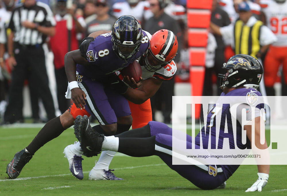 NFL, American Football Herren, USA 2019: Browns vs Ravens SEP 29, Baltimore Ravens QB Lamar Jackson (8) is sacked by Cleveland Browns DE Olivier Vernon (54) in the first quarter of a game against the Cleveland Browns at M&T Bank Stadium in Baltimore, Maryland on September 29, 2019. Photo Mike Buscher Cal Media Sipa USA(Credit Image: © Mike Buscher Cal Sport Media Sipa USA CSM Sipa USA) NO ARCHIVING, , NO USE IN BOOKS WITHOUT CONSENT Baltimore MD United States