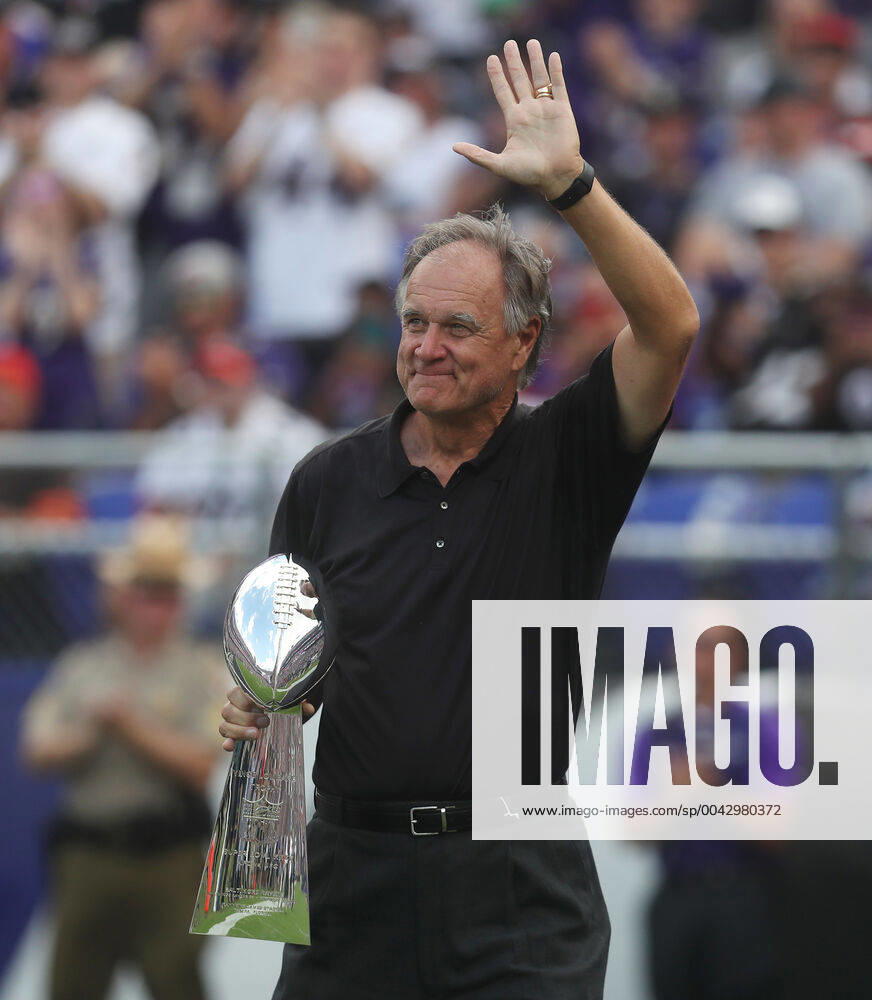 NFL, American Football Herren, USA 2019: Browns vs Ravens SEP 29, Former Baltimore Ravens head coach Brian Billick holds the Lombardi Trophy as he is introduced to the crowd before a game against the Cleveland Browns at M&T Bank Stadium in Baltimore, Maryland on September 29, 2019. Billick would be honored in a ceremony at halftime. Photo Mike Buscher Cal Media Sipa USA(Credit Image: © Mike Buscher Cal Sport Media Sipa USA CSM Sipa USA) NO ARCHIVING, , NO USE IN BOOKS WITHOUT CONSENT Baltimore MD United States