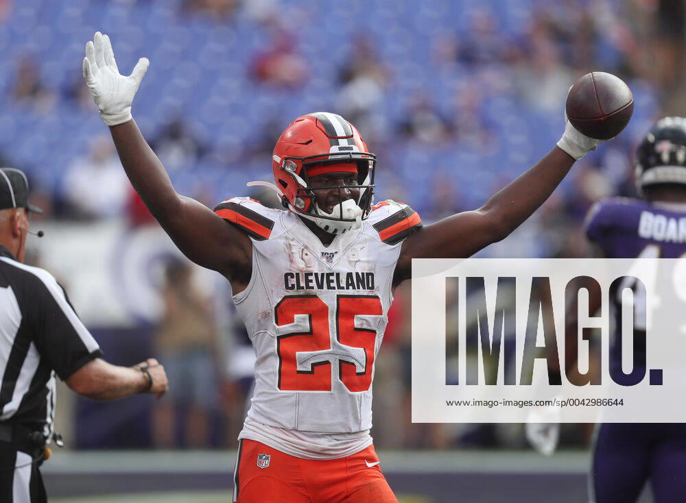 NFL, American Football Herren, USA 2019: Browns vs Ravens SEP 29, Cleveland Browns RB Dontrell Hilliard (25) celebrates his fourth-quarter touchdown during a game against the Baltimore Ravens at M&T Bank Stadium in Baltimore, Maryland on September 29, 2019. Cleveland would go on to win 40-25. Photo Mike Buscher Cal Media Sipa USA(Credit Image: © Mike Buscher Cal Sport Media Sipa USA CSM Sipa USA) NO ARCHIVING, , NO USE IN BOOKS WITHOUT CONSENT Baltimore MD United States