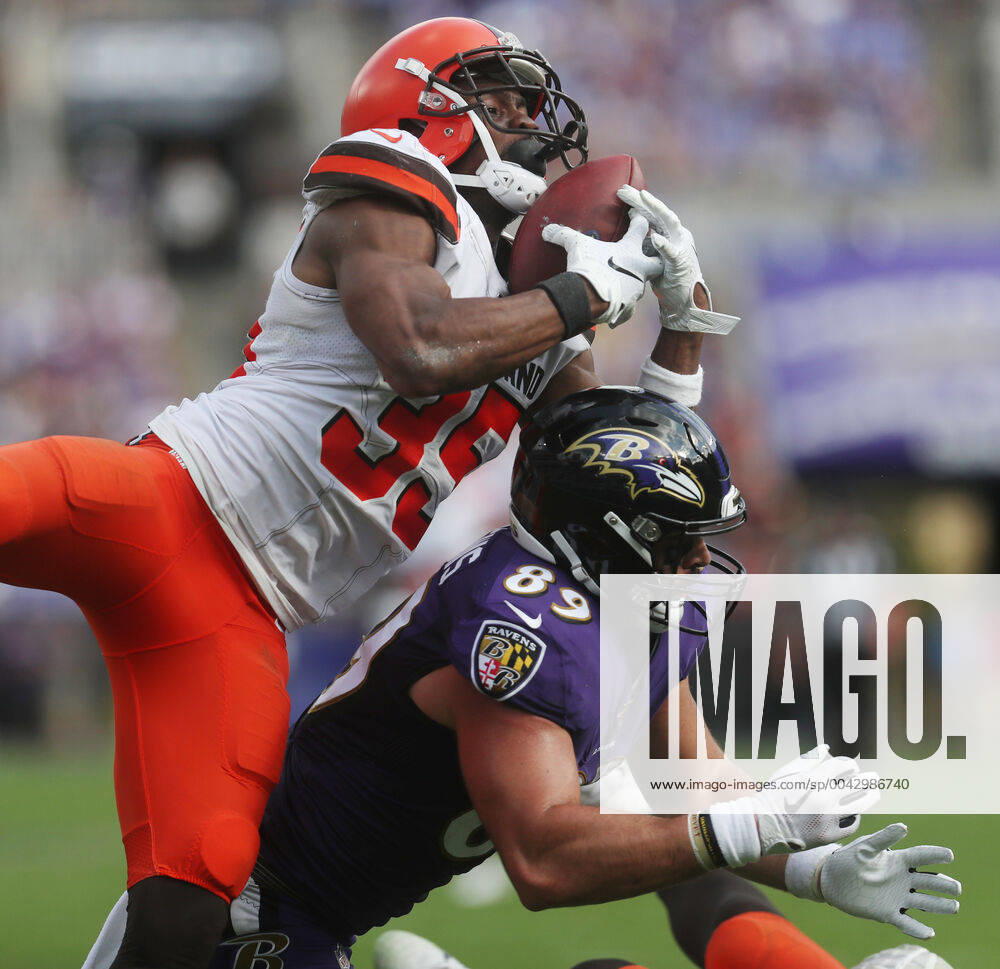 NFL, American Football Herren, USA 2019: Browns vs Ravens SEP 29, Cleveland Browns S Jermaine Whitehead (35) makes a leaping interception over the head of Baltimore Ravens TE Mark Andrews (89) in the 4th quarter of a game at M&T Bank Stadium in Baltimore, Maryland on September 29, 2019. This play, with 6:02 remaining in the fourth quarter, effectively put the game out of reach for Baltimore. Cleveland would go on to win 40-25. Photo Mike Buscher Cal Media Sipa USA(Credit Image: © Mike Buscher Cal Sport Media Sipa USA CSM Sipa USA) NO ARCHIVING, , NO USE IN BOOKS WITHOUT CONSENT Baltimore MD United States
