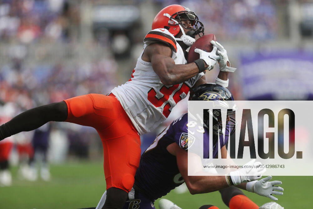 NFL, American Football Herren, USA 2019: Browns vs Ravens SEP 29, Cleveland Browns S Jermaine Whitehead (35) makes a leaping interception over the head of Baltimore Ravens TE Mark Andrews (89) in the 4th quarter of a game at M&T Bank Stadium in Baltimore, Maryland on September 29, 2019. This play, with 6:02 remaining in the fourth quarter, effectively put the game out of reach for Baltimore. Cleveland would go on to win 40-25. Photo Mike Buscher Cal Media Sipa USA(Credit Image: © Mike Buscher Cal Sport Media Sipa USA CSM Sipa USA) NO ARCHIVING, , NO USE IN BOOKS WITHOUT CONSENT Baltimore MD United States