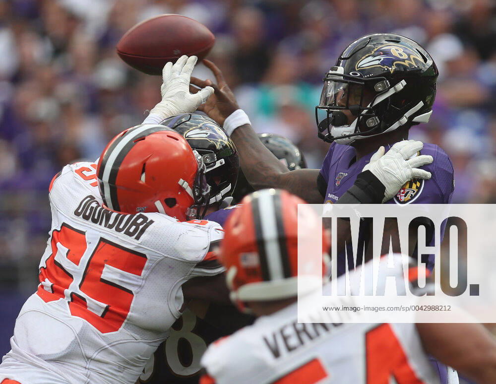 NFL, American Football Herren, USA 2019: Browns vs Ravens SEP 29, Baltimore Ravens QB Lamar Jackson (8) is pressured during a game against the Cleveland Browns at M&T Bank Stadium in Baltimore, Maryland on September 29, 2019. Photo Mike Buscher Cal Media Sipa USA(Credit Image: © Mike Buscher Cal Sport Media Sipa USA CSM Sipa USA) NO ARCHIVING, , NO USE IN BOOKS WITHOUT CONSENT Baltimore MD United States