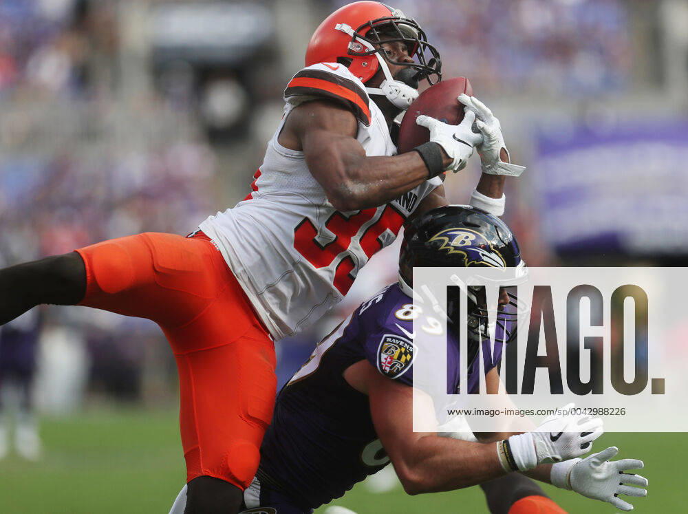 NFL, American Football Herren, USA 2019: Browns vs Ravens SEP 29, Cleveland Browns S Jermaine Whitehead (35) makes a leaping interception over the head of Baltimore Ravens TE Mark Andrews (89) in the 4th quarter of a game at M&T Bank Stadium in Baltimore, Maryland on September 29, 2019. This play, with 6:02 remaining in the fourth quarter, effectively put the game out of reach for Baltimore. Cleveland would go on to win 40-25. Photo Mike Buscher Cal Media Sipa USA(Credit Image: © Mike Buscher Cal Sport Media Sipa USA CSM Sipa USA) NO ARCHIVING, , NO USE IN BOOKS WITHOUT CONSENT Baltimore MD United States