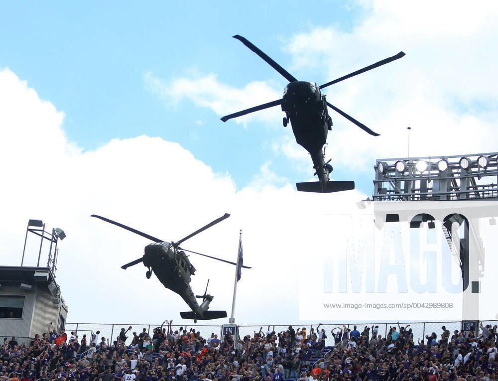 NFL, American Football Herren, USA 2019: Browns vs Ravens SEP 29, Blackhawk helicopters fly over M&T Bank Stadium during the National Anthem prior to a game between the Cleveland Browns and Baltimore Ravens in Baltimore, Maryland on September 29, 2019. Photo Mike Buscher Cal Media Sipa USA(Credit Image: © Mike Buscher Cal Sport Media Sipa USA CSM Sipa USA) NO ARCHIVING, , NO USE IN BOOKS WITHOUT CONSENT Baltimore MD United States