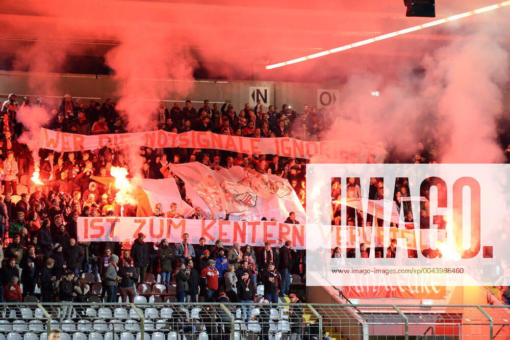 Fans des FC Bayern München II zünden Bengalos und Rauchbomben, Bengalo, Bengalos, Feuerwerk, flare, Fans, Publikum, Zuschauer, Stimmung, Atmosphäre, Stadion, 28.10.2019, München (Deutschland), Fussball, 3. Liga, FC Bayern München II - SV Waldhof Mannheim, DFB DFL REGULATIONS PROHIBIT ANY USE OF PHOTOGRAPHS AS IMAGE SEQUENCES AND OR QUASI-VIDEO.
