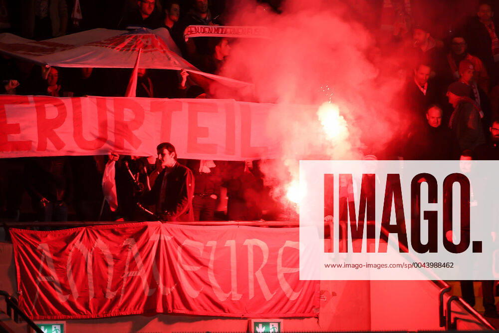 Fans des FC Bayern München II zünden Bengalos und Rauchbomben, Bengalo, Bengalos, Feuerwerk, flare, Fans, Publikum, Zuschauer, Stimmung, Atmosphäre, Stadion, 28.10.2019, München (Deutschland), Fussball, 3. Liga, FC Bayern München II - SV Waldhof Mannheim, DFB DFL REGULATIONS PROHIBIT ANY USE OF PHOTOGRAPHS AS IMAGE SEQUENCES AND OR QUASI-VIDEO.