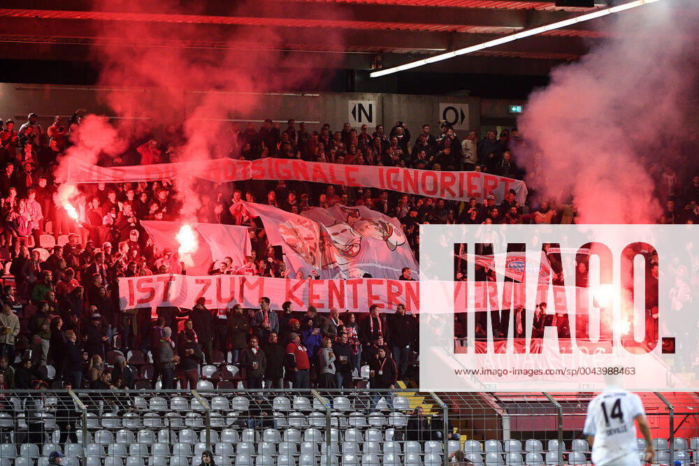 Fans des FC Bayern München II zünden Bengalos und Rauchbomben, Bengalo, Bengalos, Feuerwerk, flare, Fans, Publikum, Zuschauer, Stimmung, Atmosphäre, Stadion, 28.10.2019, München (Deutschland), Fussball, 3. Liga, FC Bayern München II - SV Waldhof Mannheim, DFB DFL REGULATIONS PROHIBIT ANY USE OF PHOTOGRAPHS AS IMAGE SEQUENCES AND OR QUASI-VIDEO.