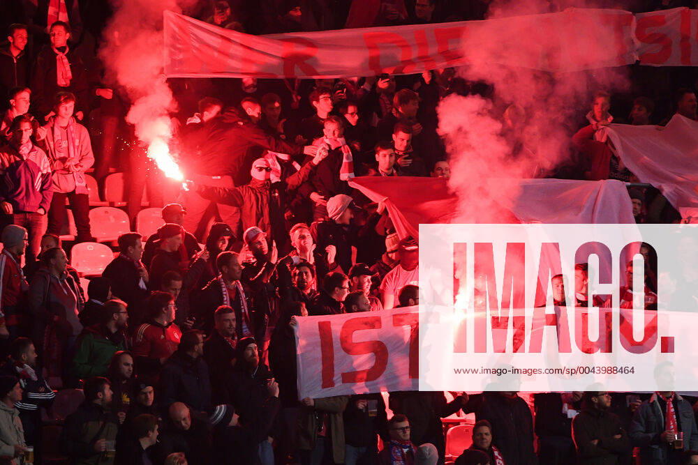 Fans des FC Bayern München II zünden Bengalos und Rauchbomben, Bengalo, Bengalos, Feuerwerk, flare, Fans, Publikum, Zuschauer, Stimmung, Atmosphäre, Stadion, 28.10.2019, München (Deutschland), Fussball, 3. Liga, FC Bayern München II - SV Waldhof Mannheim, DFB DFL REGULATIONS PROHIBIT ANY USE OF PHOTOGRAPHS AS IMAGE SEQUENCES AND OR QUASI-VIDEO.