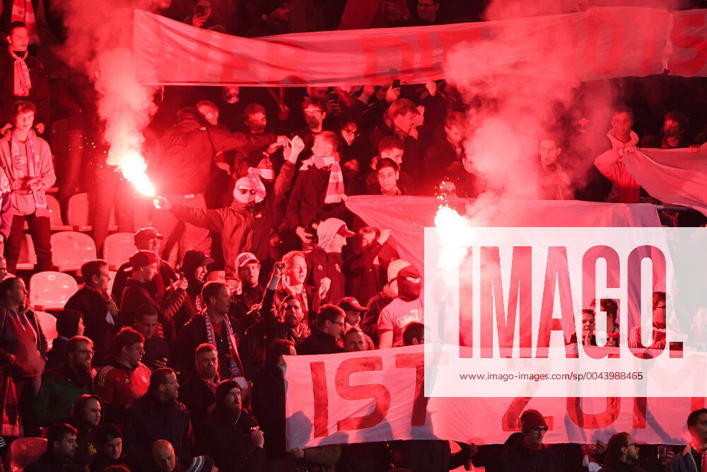 Fans des FC Bayern München II zünden Bengalos und Rauchbomben, Bengalo, Bengalos, Feuerwerk, flare, Fans, Publikum, Zuschauer, Stimmung, Atmosphäre, Stadion, 28.10.2019, München (Deutschland), Fussball, 3. Liga, FC Bayern München II - SV Waldhof Mannheim, DFB DFL REGULATIONS PROHIBIT ANY USE OF PHOTOGRAPHS AS IMAGE SEQUENCES AND OR QUASI-VIDEO.