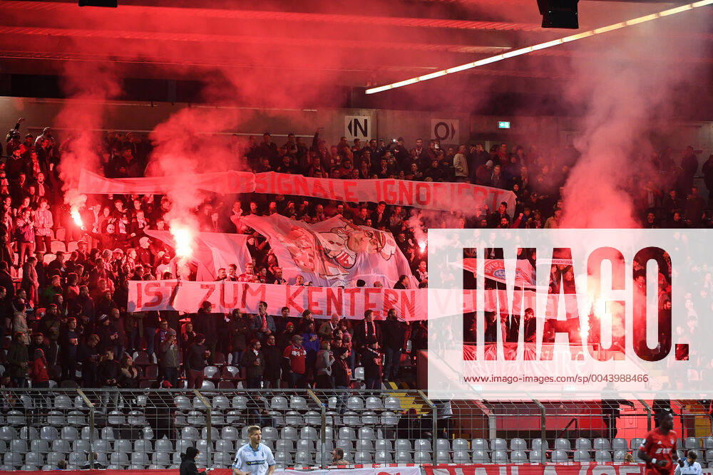 Fans des FC Bayern München II zünden Bengalos und Rauchbomben, Bengalo, Bengalos, Feuerwerk, flare, Fans, Publikum, Zuschauer, Stimmung, Atmosphäre, Stadion, 28.10.2019, München (Deutschland), Fussball, 3. Liga, FC Bayern München II - SV Waldhof Mannheim, DFB DFL REGULATIONS PROHIBIT ANY USE OF PHOTOGRAPHS AS IMAGE SEQUENCES AND OR QUASI-VIDEO.