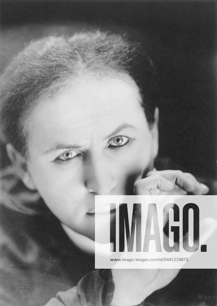 HARRY HOUDINI (1874-1926). American magician.