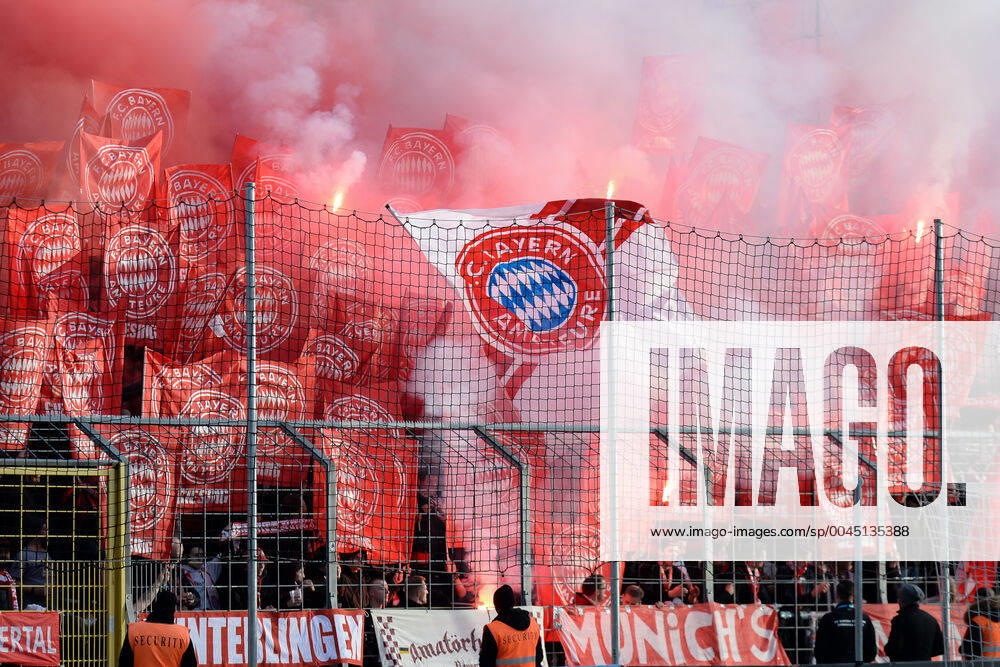 Fans des FC Bayern München II zünden Bengalos, Bengalo, Bengalos, Feuerwerk, flare Fans, Publikum, Zuschauer, Stimmung, Atmosphäre, Stadion, 24.11.2019, München (Deutschland), Fussball, 3. Liga, TSV 1860 München - FC Bayern München II, DFB DFL REGULATIONS PROHIBIT ANY USE OF PHOTOGRAPHS AS IMAGE SEQUENCES AND OR QUASI-VIDEO.