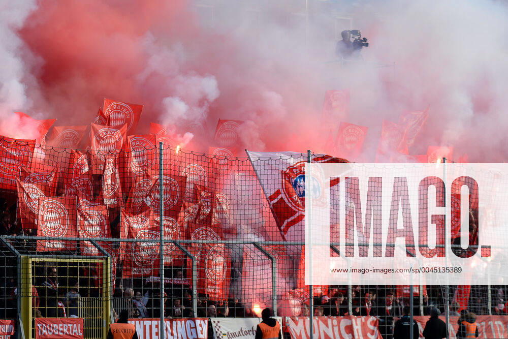 Fans des FC Bayern München II zünden Bengalos, Bengalo, Bengalos, Feuerwerk, flare Fans, Publikum, Zuschauer, Stimmung, Atmosphäre, Stadion, 24.11.2019, München (Deutschland), Fussball, 3. Liga, TSV 1860 München - FC Bayern München II, DFB DFL REGULATIONS PROHIBIT ANY USE OF PHOTOGRAPHS AS IMAGE SEQUENCES AND OR QUASI-VIDEO.