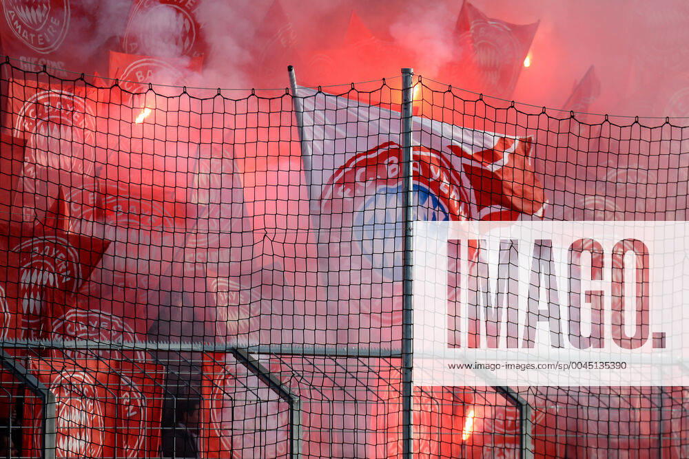 Fans des FC Bayern München II zünden Bengalos, Bengalo, Bengalos, Feuerwerk, flare Fans, Publikum, Zuschauer, Stimmung, Atmosphäre, Stadion, 24.11.2019, München (Deutschland), Fussball, 3. Liga, TSV 1860 München - FC Bayern München II, DFB DFL REGULATIONS PROHIBIT ANY USE OF PHOTOGRAPHS AS IMAGE SEQUENCES AND OR QUASI-VIDEO.