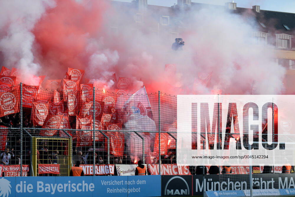 Fans des FC Bayern München II zünden Bengalos und Rauchbomben, Bengalo, Bengalos, Feuerwerk, flare Fans, Publikum, Zuschauer, Stimmung, Atmosphäre, Stadion, 24.11.2019, München (Deutschland), Fussball, 3. Liga, TSV 1860 München - FC Bayern München II, DFB DFL REGULATIONS PROHIBIT ANY USE OF PHOTOGRAPHS AS IMAGE SEQUENCES AND OR QUASI-VIDEO.
