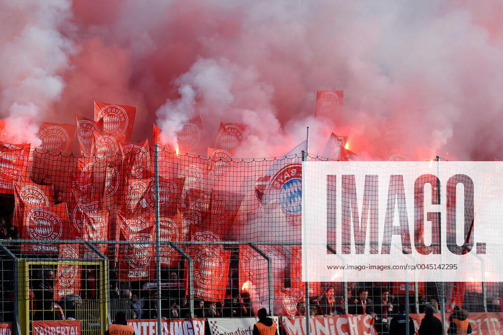 Fans des FC Bayern München II zünden Bengalos und Rauchbomben, Bengalo, Bengalos, Feuerwerk, flare Fans, Publikum, Zuschauer, Stimmung, Atmosphäre, Stadion, 24.11.2019, München (Deutschland), Fussball, 3. Liga, TSV 1860 München - FC Bayern München II, DFB DFL REGULATIONS PROHIBIT ANY USE OF PHOTOGRAPHS AS IMAGE SEQUENCES AND OR QUASI-VIDEO.