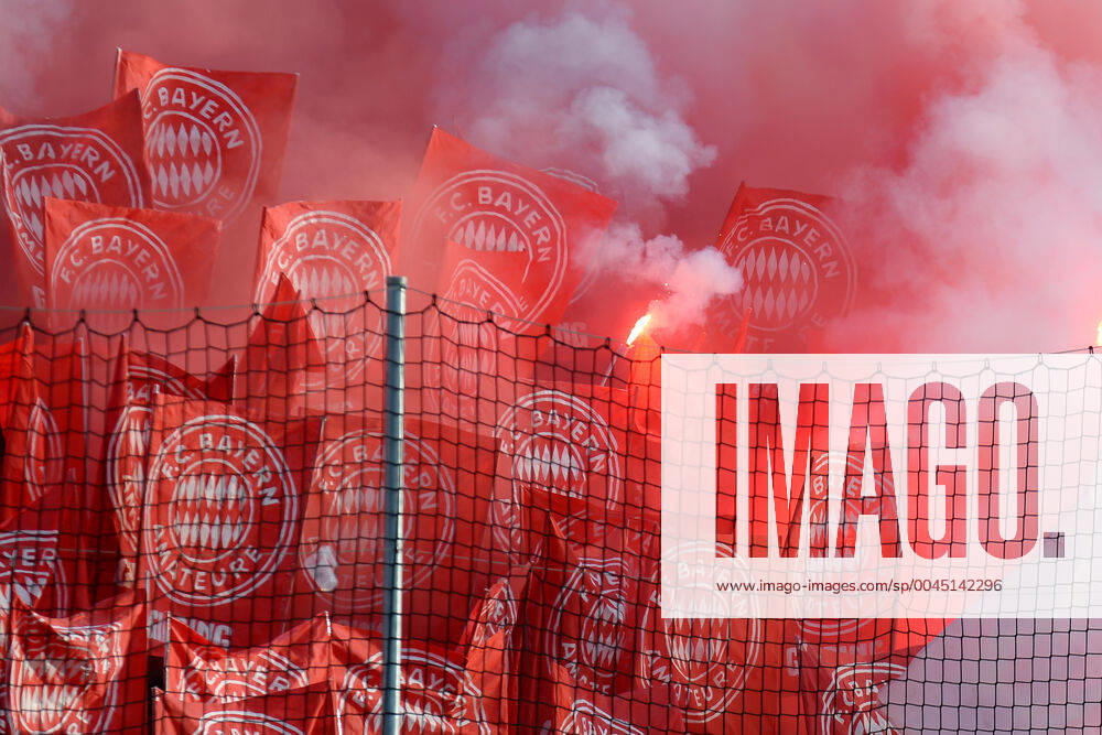 Fans des FC Bayern München II zünden Bengalos und Rauchbomben, Bengalo, Bengalos, Feuerwerk, flare Fans, Publikum, Zuschauer, Stimmung, Atmosphäre, Stadion, 24.11.2019, München (Deutschland), Fussball, 3. Liga, TSV 1860 München - FC Bayern München II, DFB DFL REGULATIONS PROHIBIT ANY USE OF PHOTOGRAPHS AS IMAGE SEQUENCES AND OR QUASI-VIDEO.