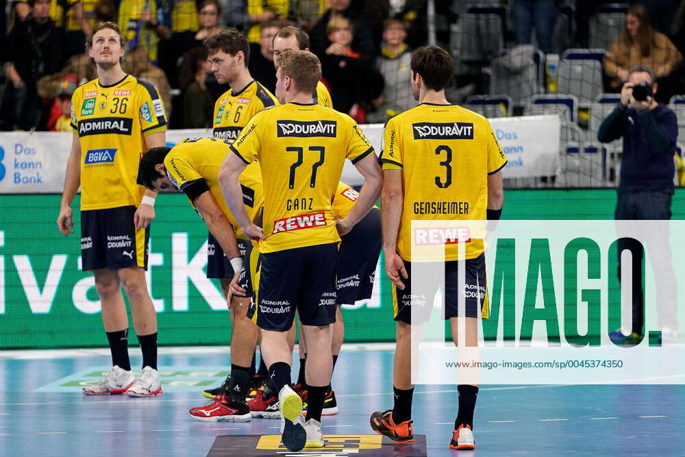 Spieler der Rhein-Neckar-Löwen, enttäuscht über die Niederlage, Enttäuschung nach dem Schlusspfiff, Highlight, Verlierer, verloren, Frustration, disappointed, pessimistisch, 04.12.2019, Mannheim (Deutschland), Handball, DHB-Pokal, Rhein-Neckar Löwen - TSV Hannover-Burgdorf
