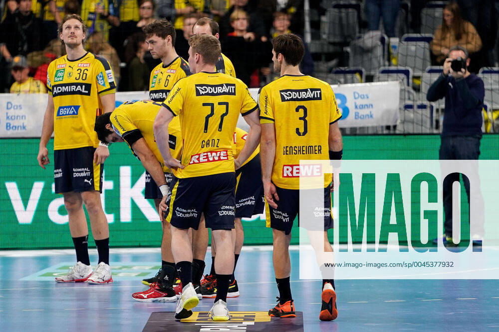 Spieler der Rhein-Neckar-Löwen, enttäuscht über die Niederlage, Enttäuschung nach dem Schlusspfiff, Highlight, Verlierer, verloren, Frustration, disappointed, pessimistisch, 04.12.2019, Mannheim (Deutschland), Handball, DHB-Pokal, Rhein-Neckar Löwen - TSV Hannover-Burgdorf