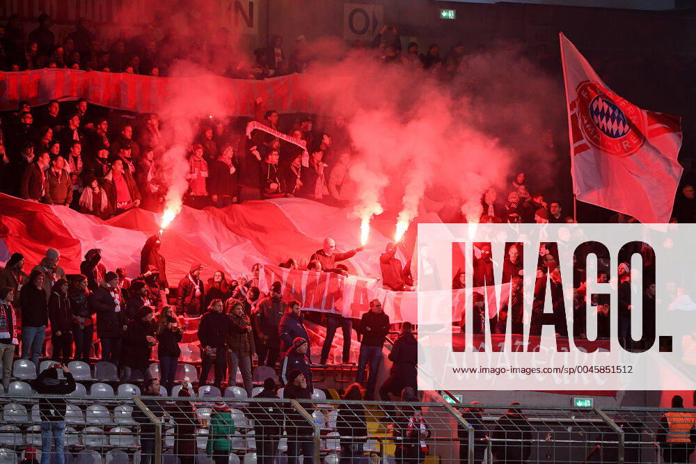 Fans des FC Bayern München II zünden Bengalos, Bengalo, Bengalos, Feuerwerk, flare Fans, Publikum, Zuschauer, Stimmung, Atmosphäre, Stadion, 22.12.2019, München (Deutschland), Fussball, 3. Liga, FC Bayern München II - FC Würzburger Kickers, DFB DFL REGULATIONS PROHIBIT ANY USE OF PHOTOGRAPHS AS IMAGE SEQUENCES AND OR QUASI-VIDEO.