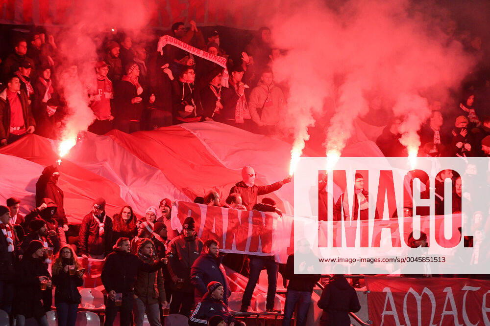 Fans des FC Bayern München II zünden Bengalos, Bengalo, Bengalos, Feuerwerk, flare Fans, Publikum, Zuschauer, Stimmung, Atmosphäre, Stadion, 22.12.2019, München (Deutschland), Fussball, 3. Liga, FC Bayern München II - FC Würzburger Kickers, DFB DFL REGULATIONS PROHIBIT ANY USE OF PHOTOGRAPHS AS IMAGE SEQUENCES AND OR QUASI-VIDEO.