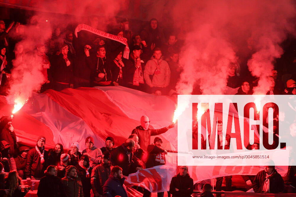 Fans des FC Bayern München II zünden Bengalos, Bengalo, Bengalos, Feuerwerk, flare Fans, Publikum, Zuschauer, Stimmung, Atmosphäre, Stadion, 22.12.2019, München (Deutschland), Fussball, 3. Liga, FC Bayern München II - FC Würzburger Kickers, DFB DFL REGULATIONS PROHIBIT ANY USE OF PHOTOGRAPHS AS IMAGE SEQUENCES AND OR QUASI-VIDEO.