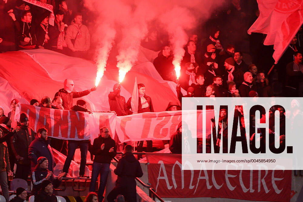 Fans des FC Bayern München II zünden Bengalos, Bengalo, Bengalos, Feuerwerk, flare, Fans, Publikum, Zuschauer, Stimmung, Atmosphäre, Stadion, 22.12.2019, München (Deutschland), Fussball, 3. Liga, FC Bayern München II - FC Würzburger Kickers, DFB DFL REGULATIONS PROHIBIT ANY USE OF PHOTOGRAPHS AS IMAGE SEQUENCES AND OR QUASI-VIDEO.